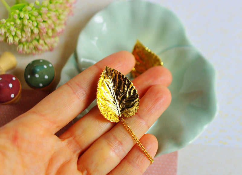 pin's col feuilles