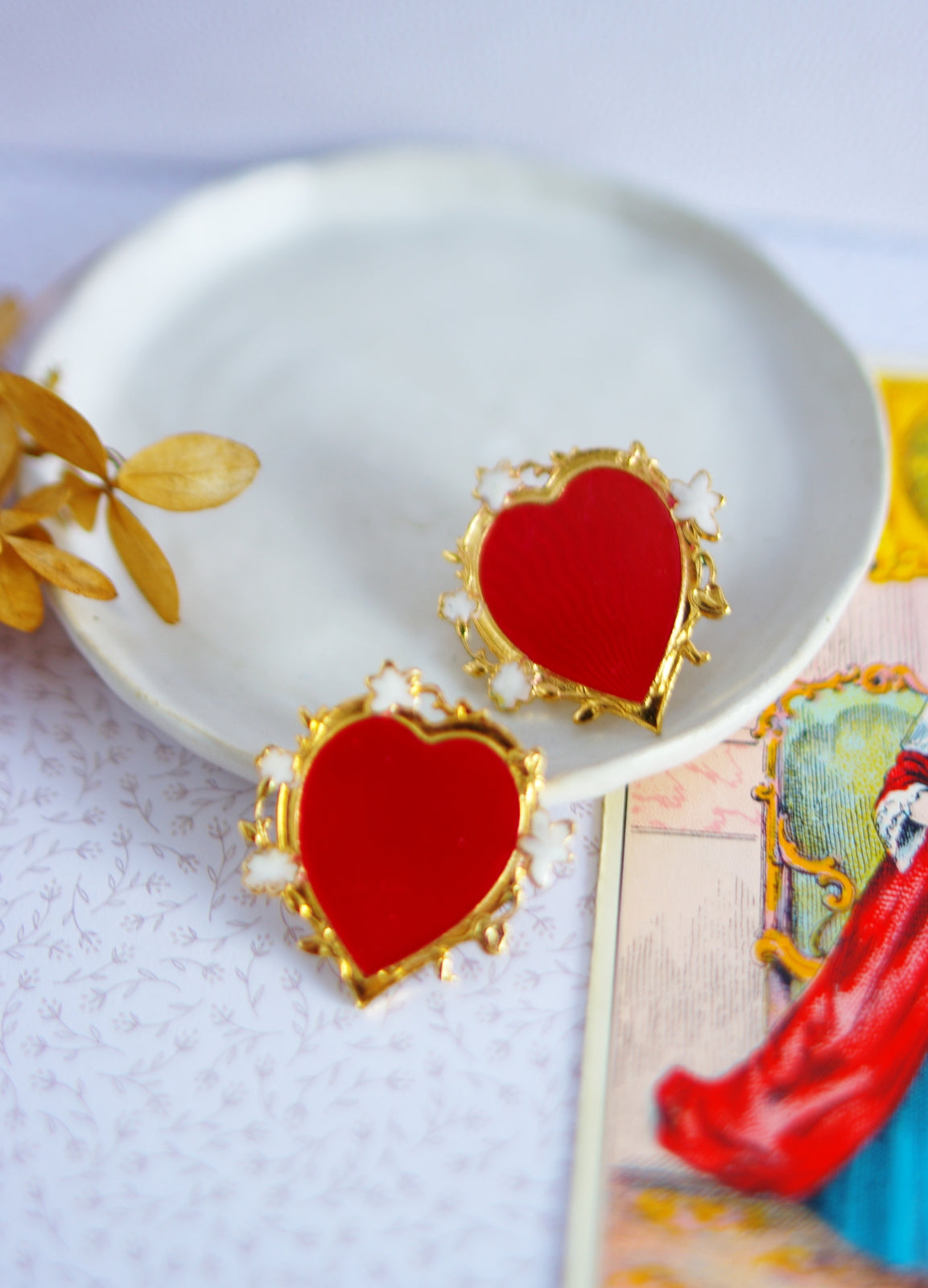 Boucles d’oreilles cœur rouge Art déco – émail rouge et blanc