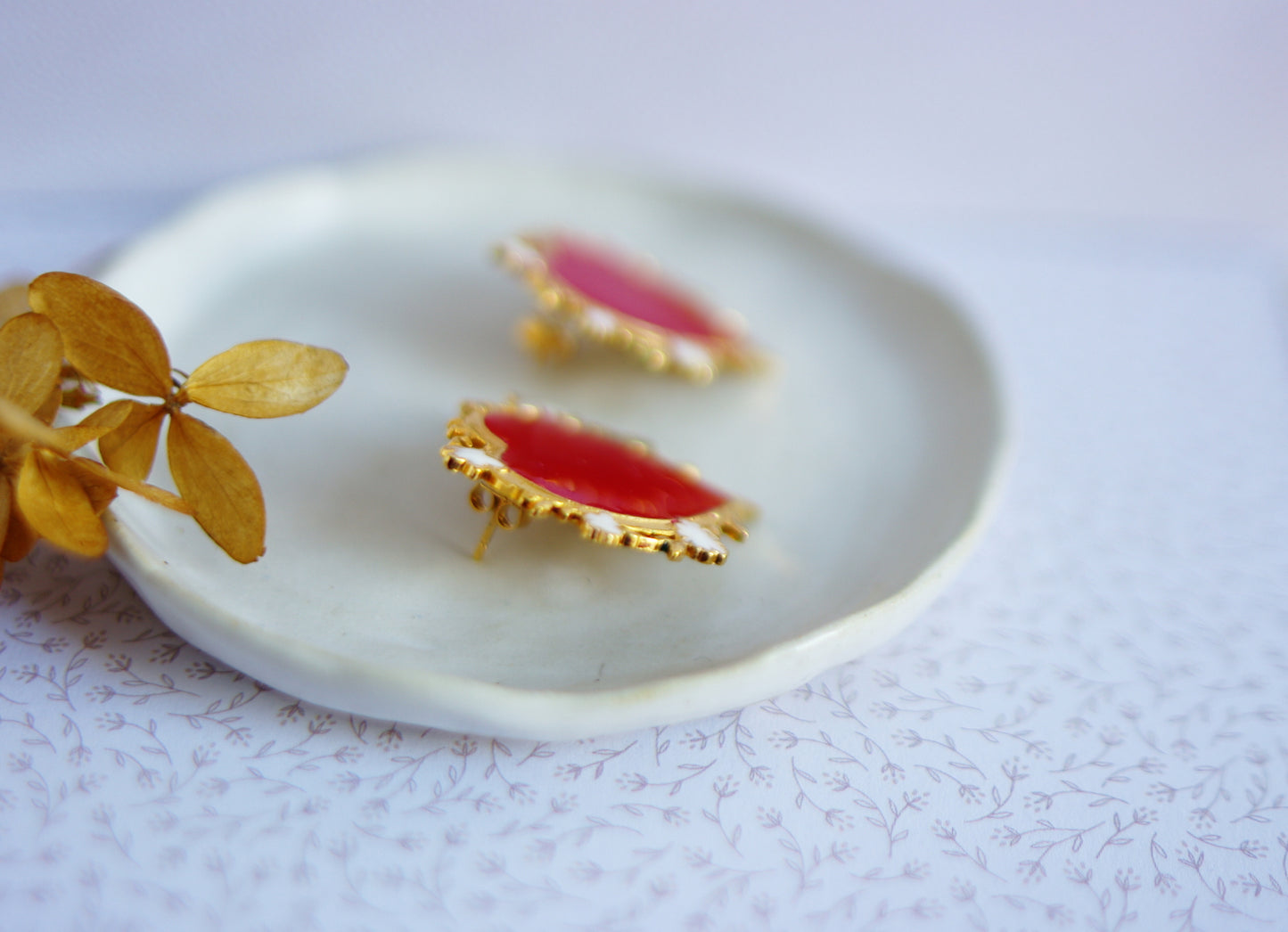 Boucles d’oreilles cœur rouge Art déco – émail rouge et blanc