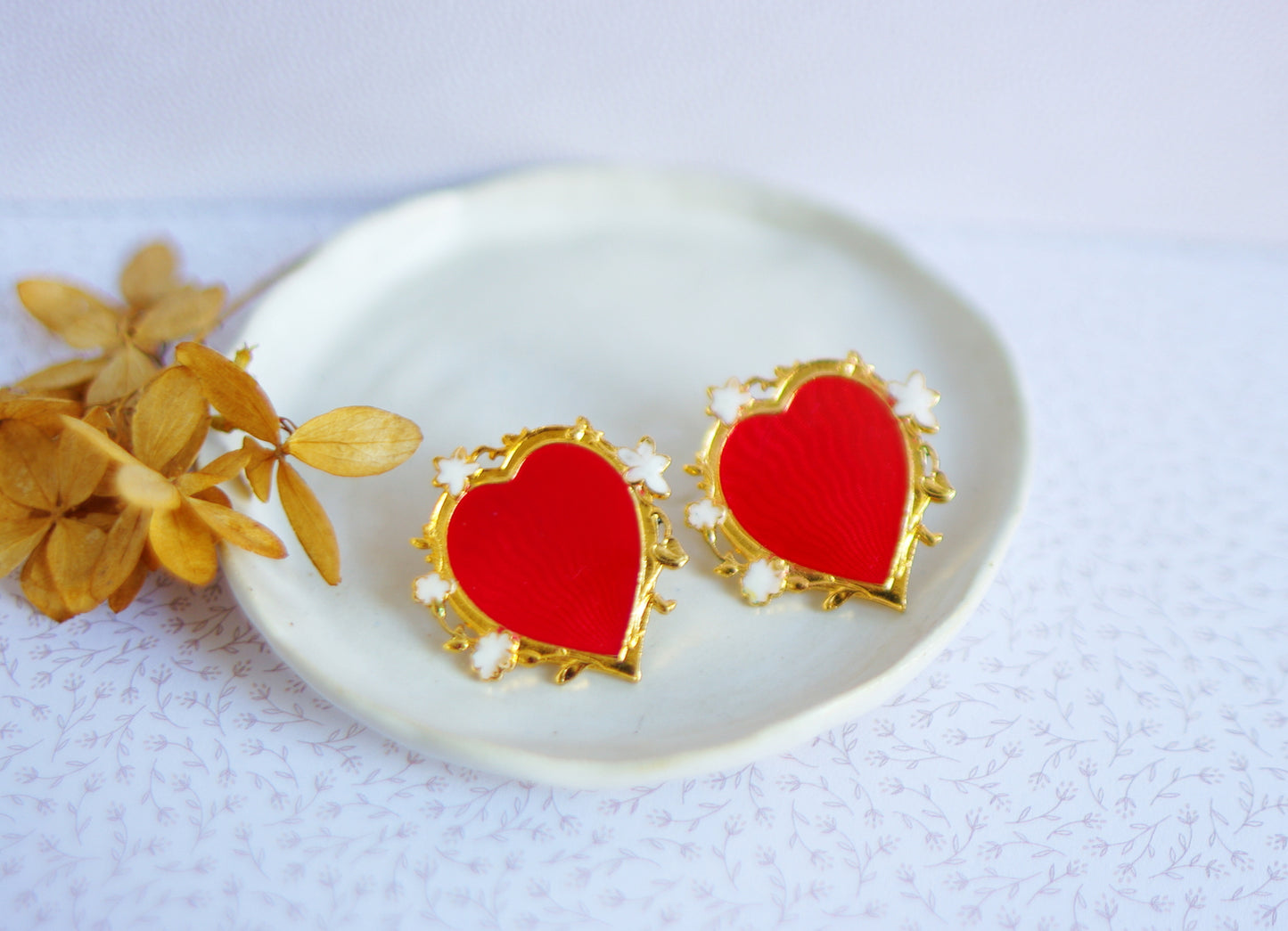 Boucles d’oreilles cœur rouge Art déco – émail rouge et blanc