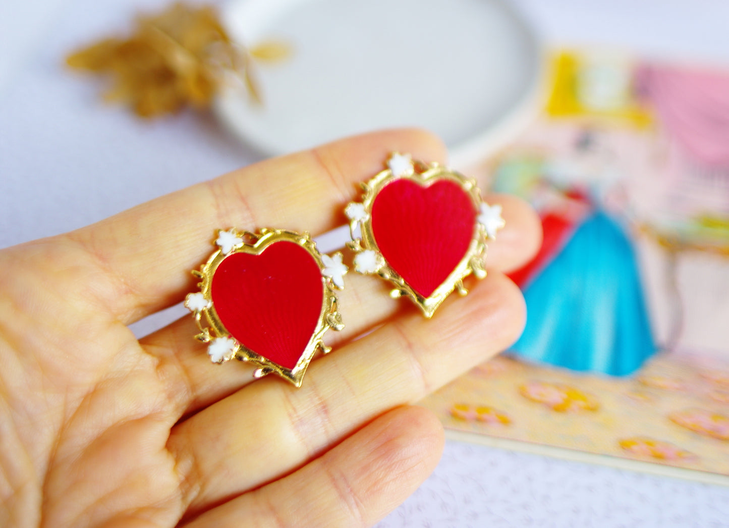 Boucles d’oreilles cœur rouge Art déco – émail rouge et blanc