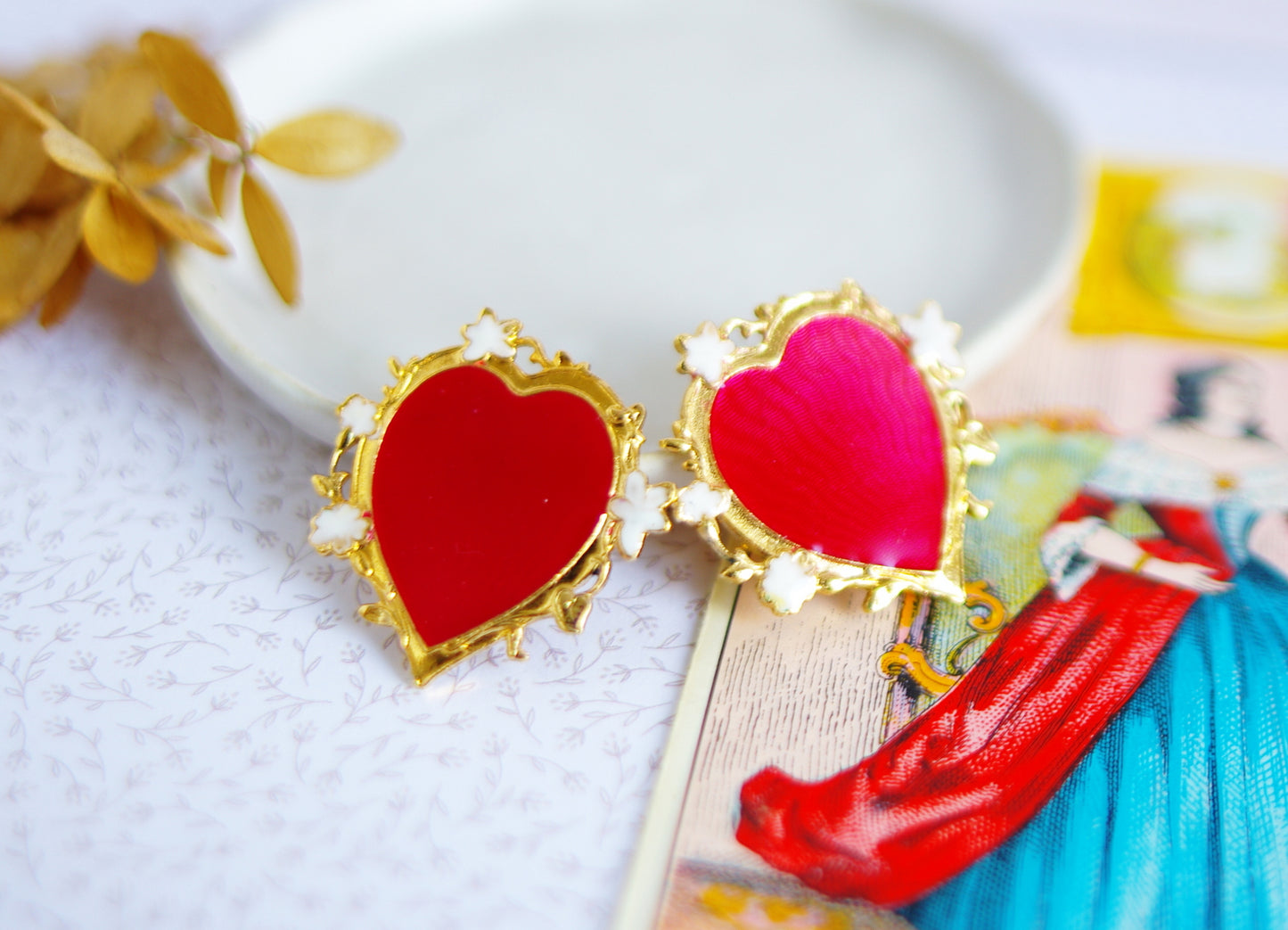 Boucles d’oreilles cœur rouge Art déco – émail rouge et blanc