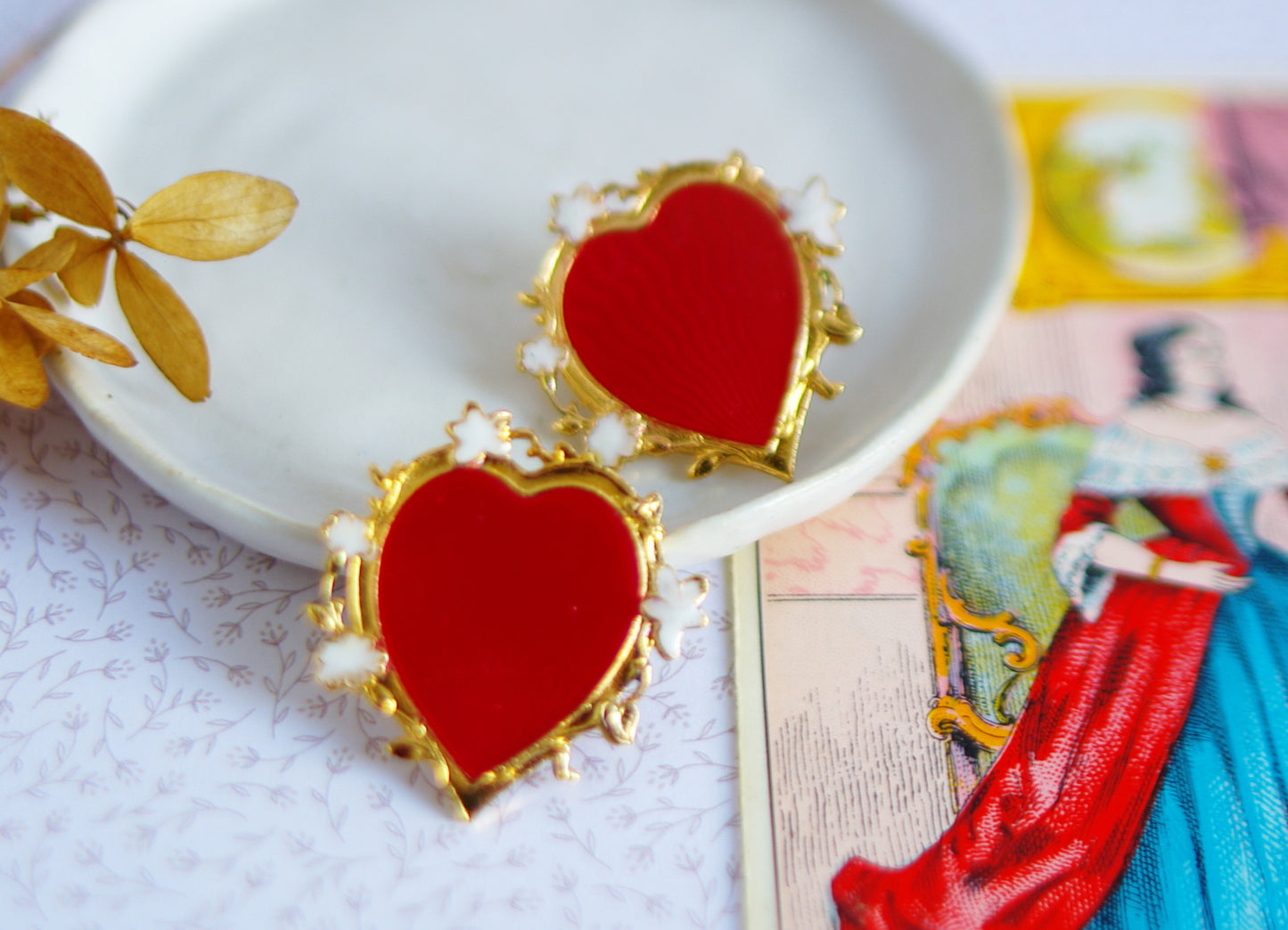 Boucles d’oreilles cœur rouge Art déco – émail rouge et blanc