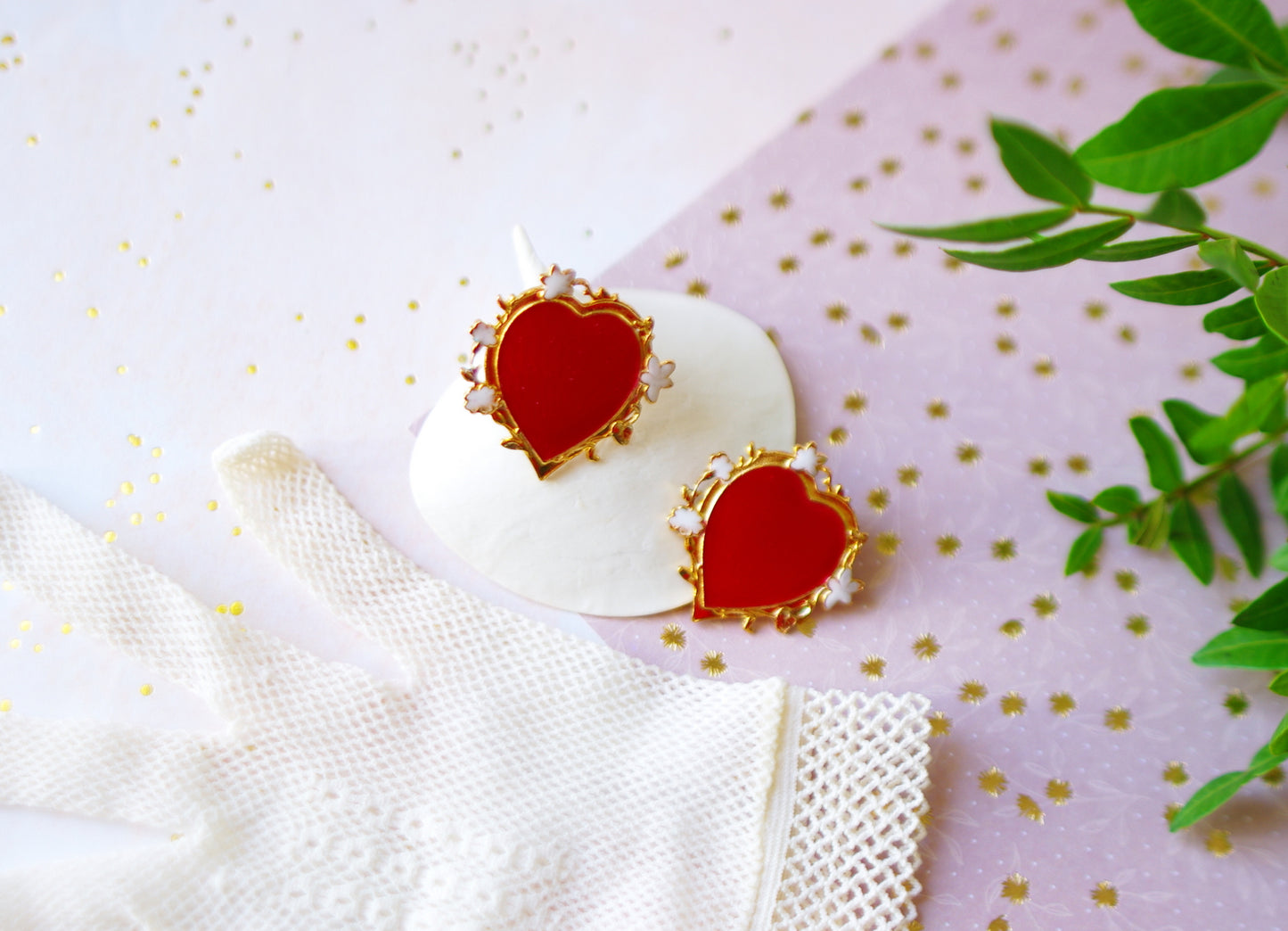 Boucles d’oreilles cœur rouge Art déco – émail rouge et blanc