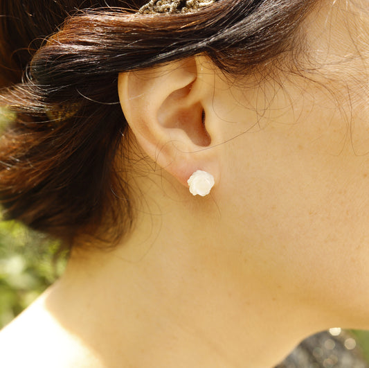 boucles d'oreilles fleur nacre sculptée
