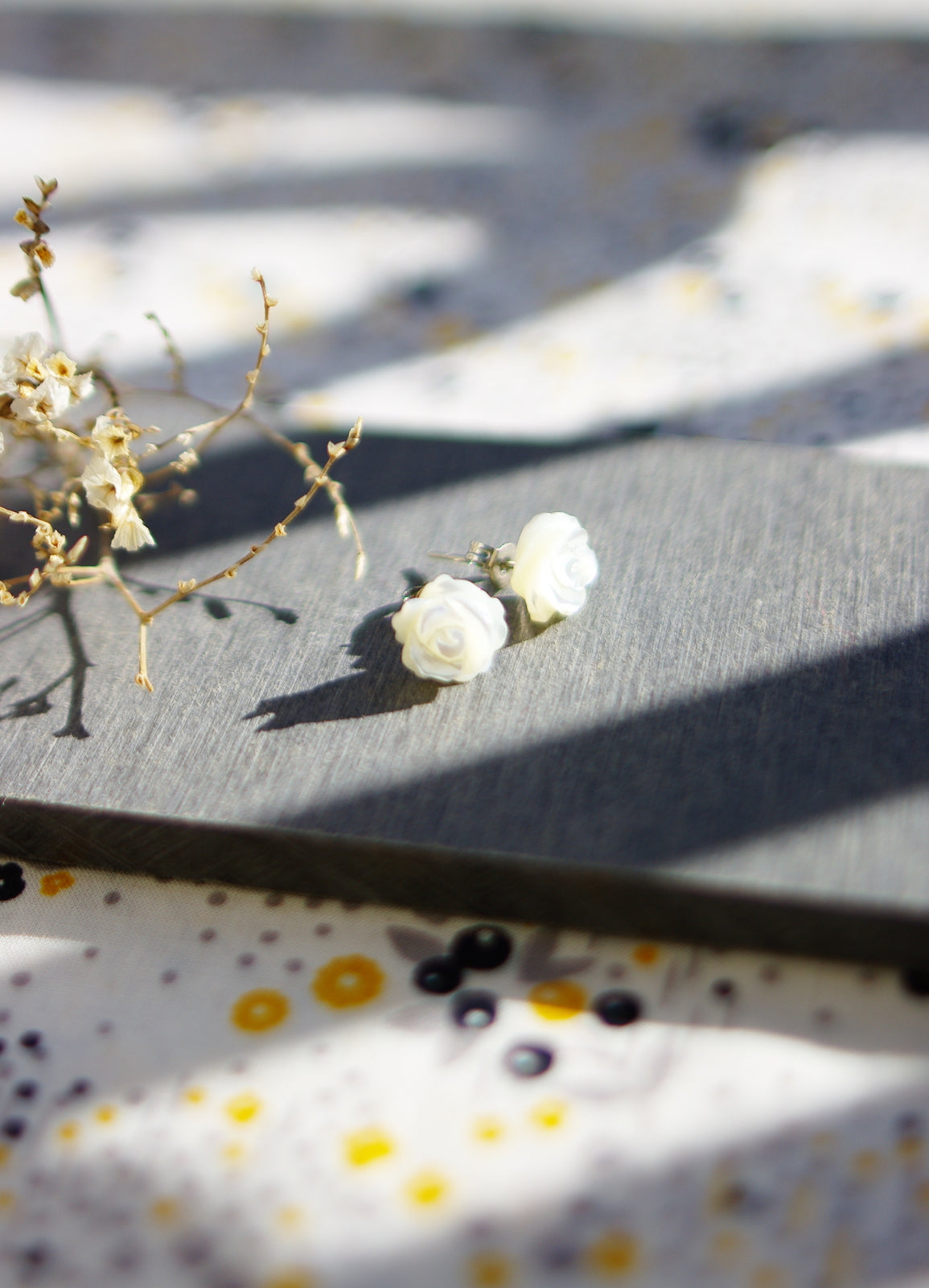 boucles d'oreilles fleur nacre sculptée