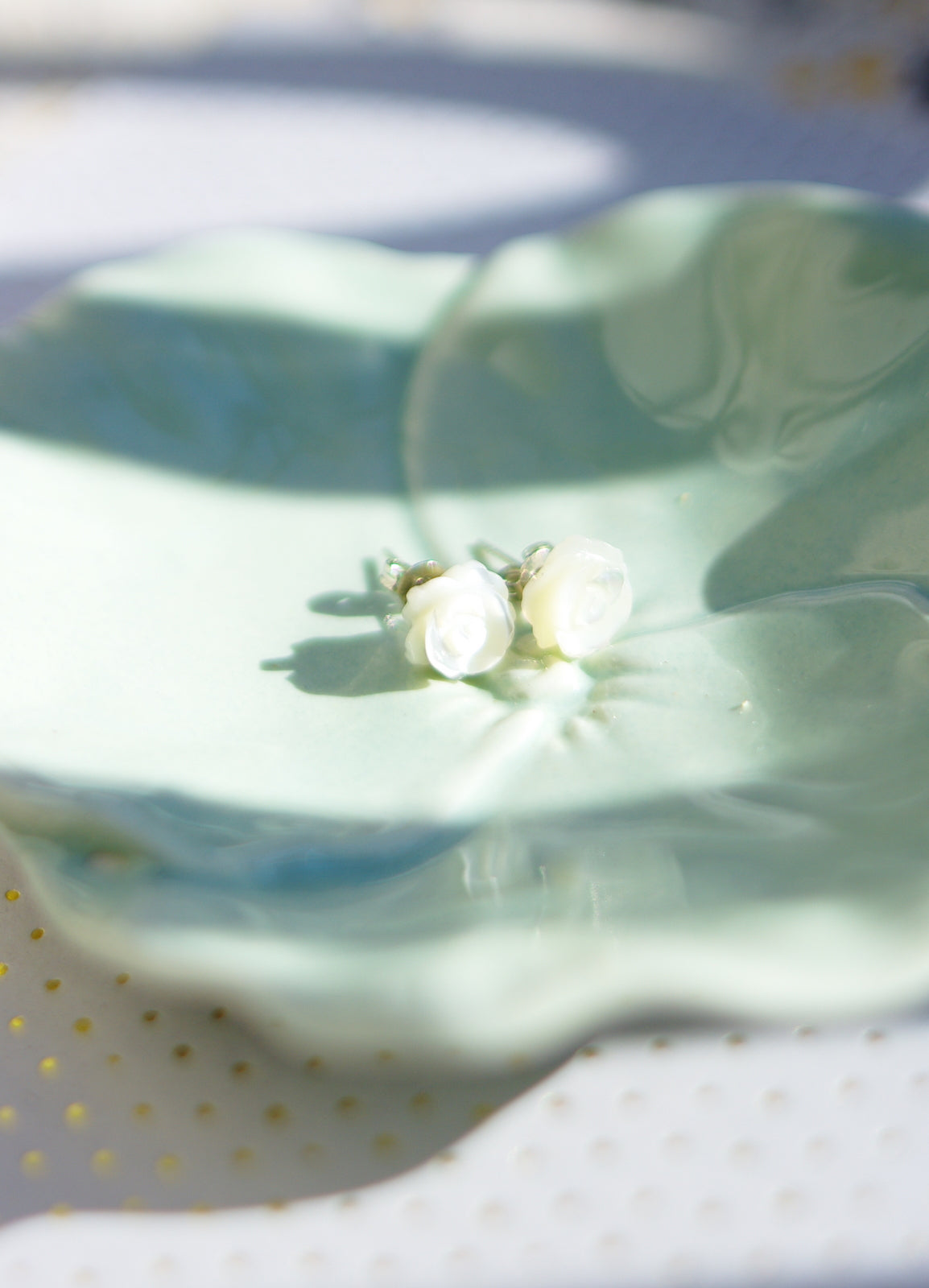 boucles d'oreilles fleur nacre sculptée