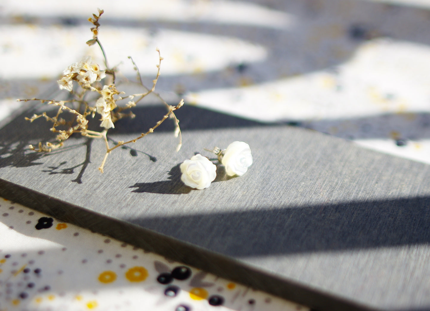 boucles d'oreilles fleur nacre sculptée
