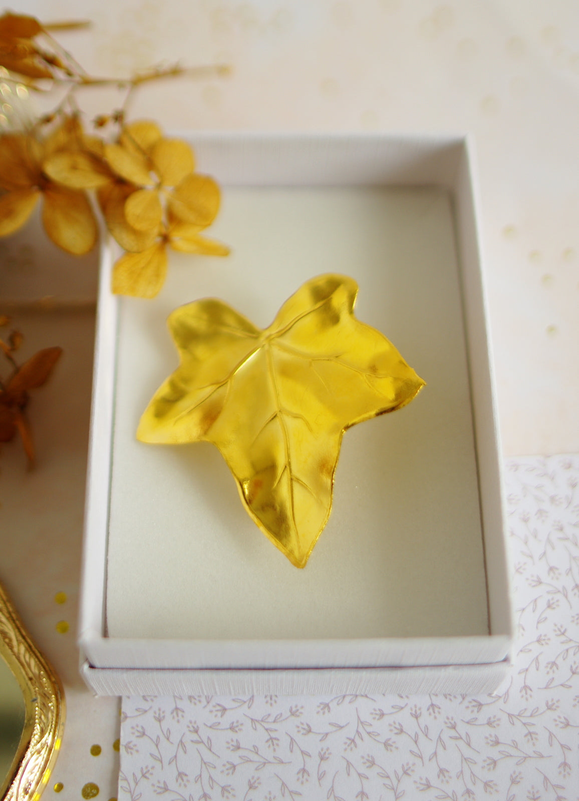 broche feuille