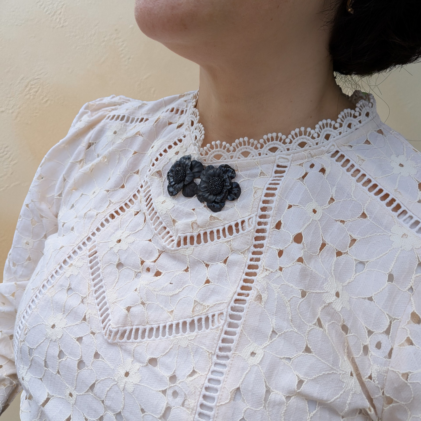 Broche fleur vintage noire