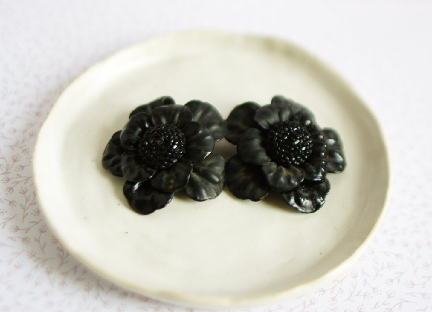 Broche fleur vintage noire