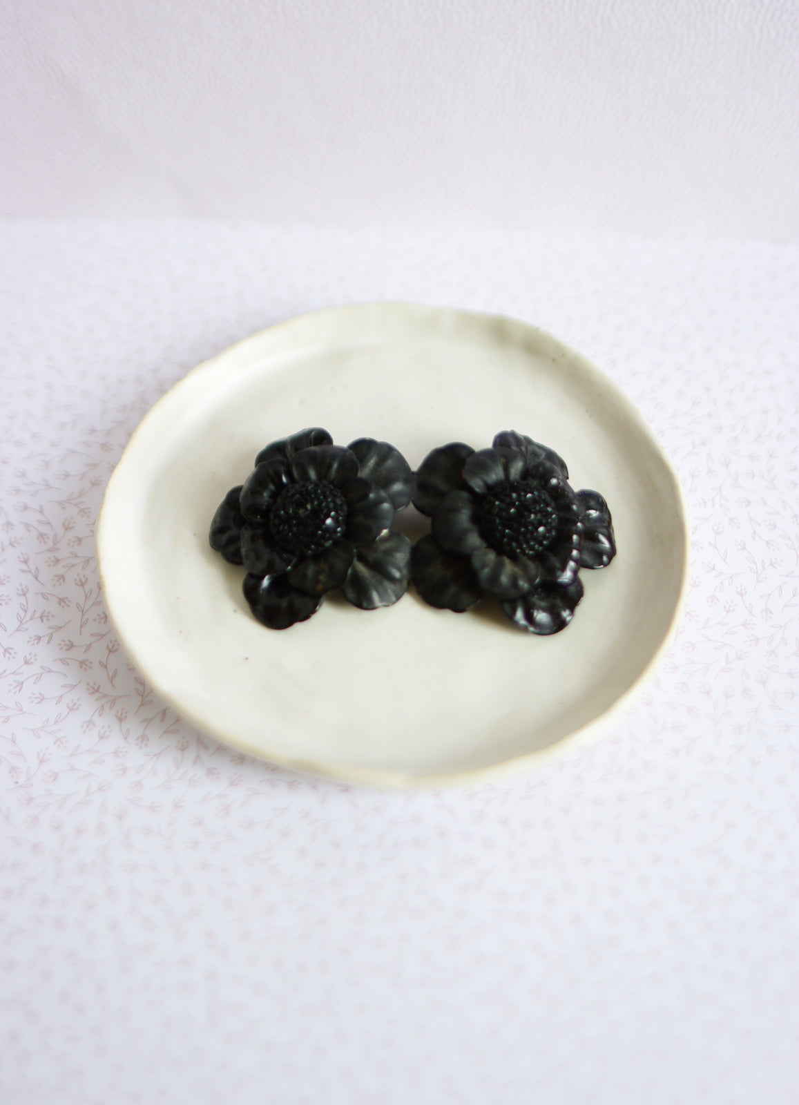 Broche fleur vintage noire