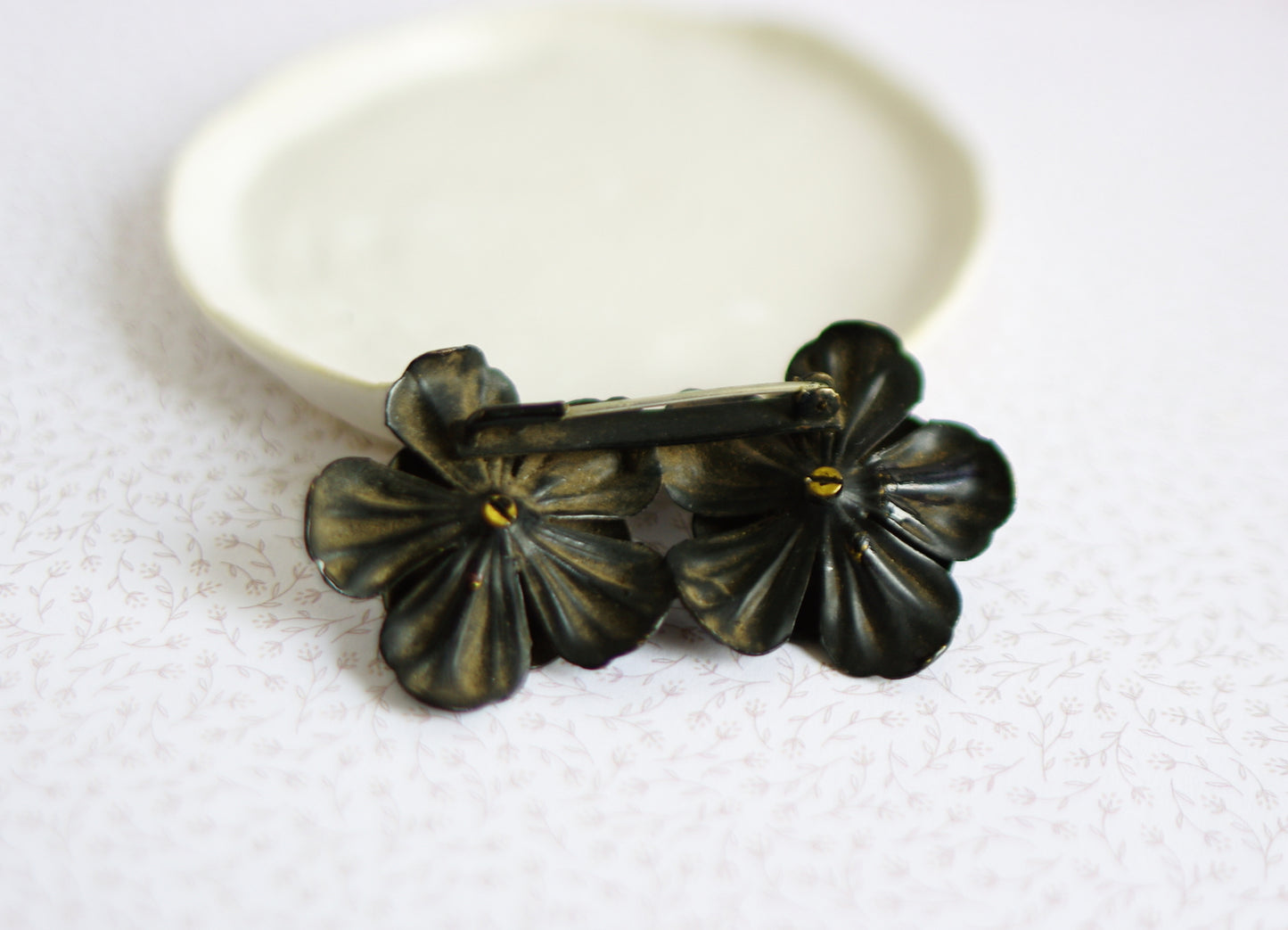 Broche fleur vintage noire